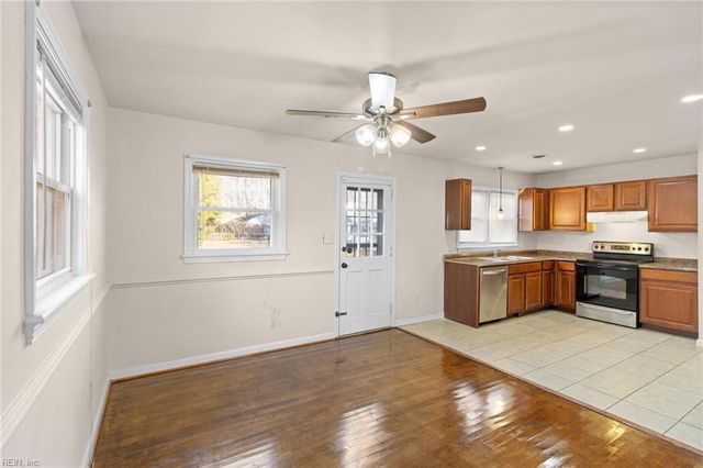 4 Garland DR, Newport News, VA 23606