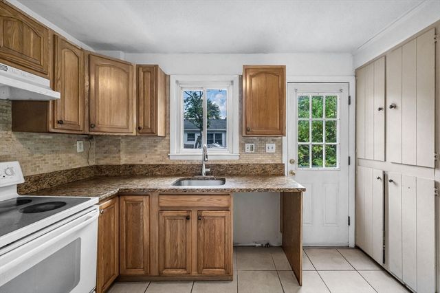 180 Lake Dr, Springfield, MA 01151