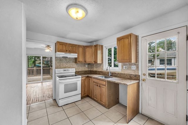 180 Lake Dr, Springfield, MA 01151