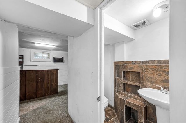 180 Lake Dr, Springfield, MA 01151