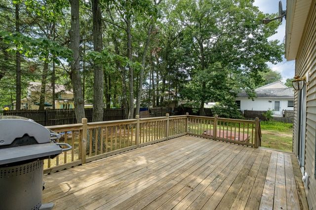 180 Lake Dr, Springfield, MA 01151