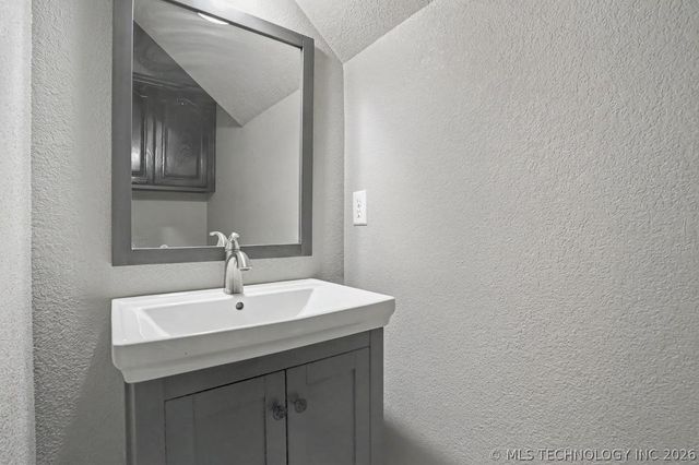 107 S Yellowood Avenue, Broken Arrow, OK 74012