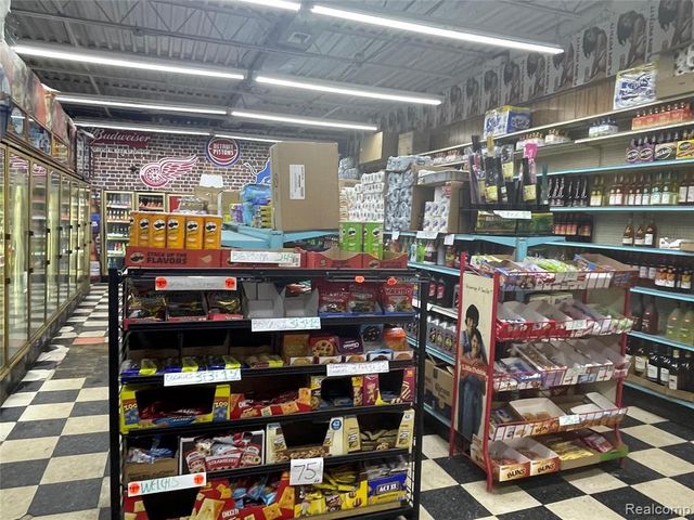 8065 W 8 Mile Road, Detroit, MI 48221