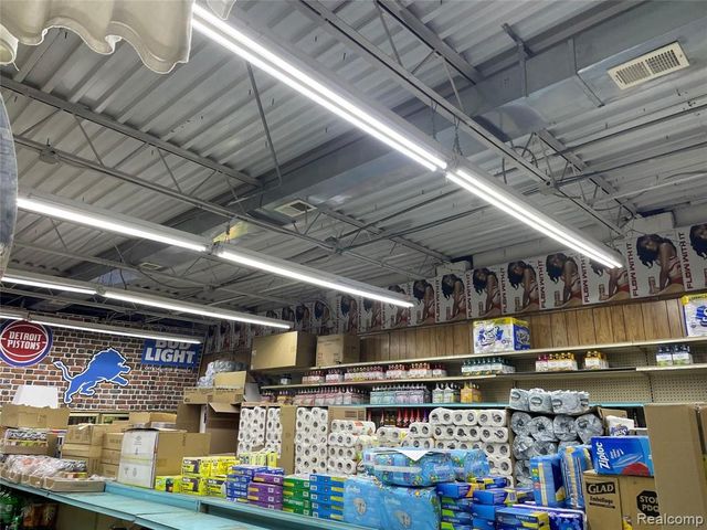 8065 W 8 Mile Road, Detroit, MI 48221