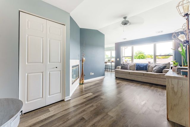1011 Sommerset Court C, Elgin, IL 60120