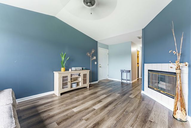 1011 Sommerset Court C, Elgin, IL 60120