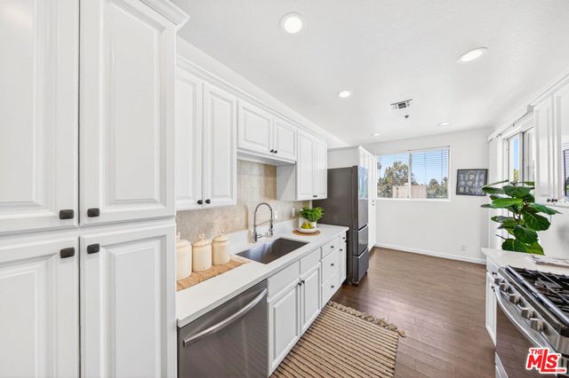 333 Westminster Avenue 402, Los Angeles, CA 90020