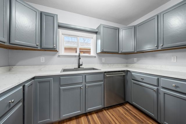 5904 W 58th St Street, Sioux Falls, SD 57106