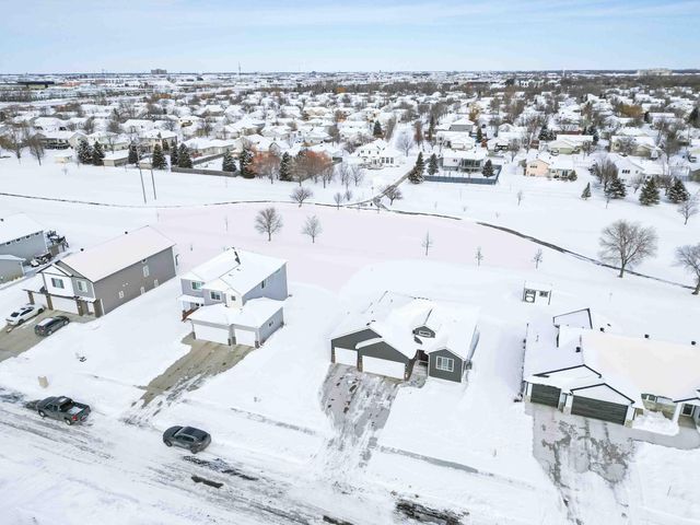 3407 47th Avenue S, Fargo, ND 58104