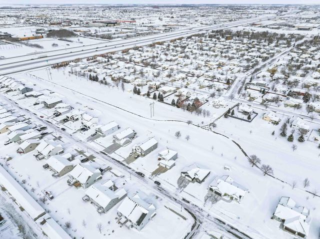 3407 47th Avenue S, Fargo, ND 58104