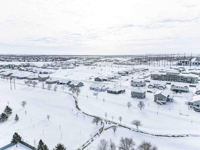 3407 47th Avenue S, Fargo, ND 58104