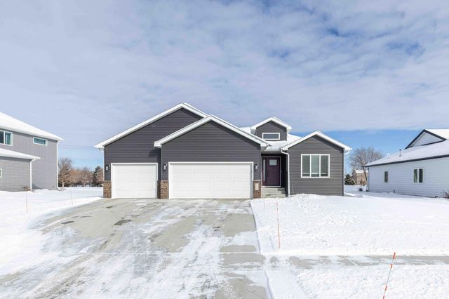 3407 47th Avenue S, Fargo, ND 58104