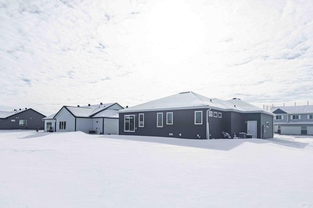 3407 47th Avenue S, Fargo, ND 58104