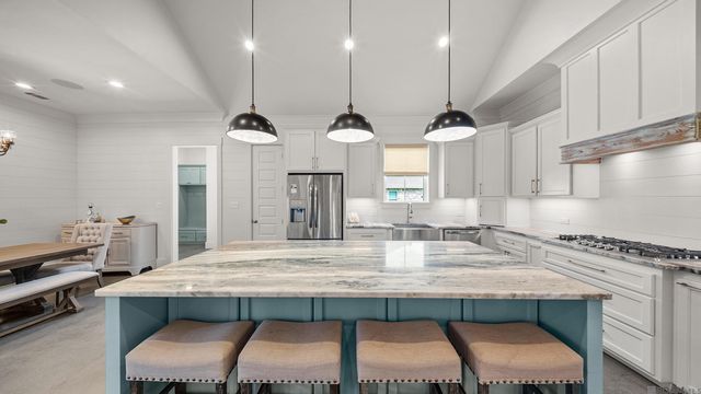 2121 Silverstone Ave, Port Allen, LA 70767