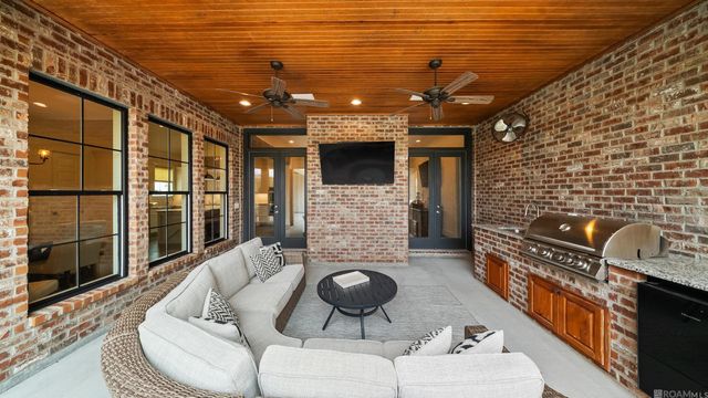 2121 Silverstone Ave, Port Allen, LA 70767