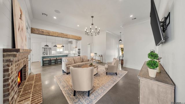 2121 Silverstone Ave, Port Allen, LA 70767