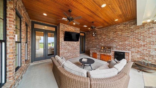 2121 Silverstone Ave, Port Allen, LA 70767