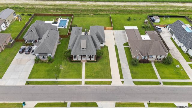 2121 Silverstone Ave, Port Allen, LA 70767