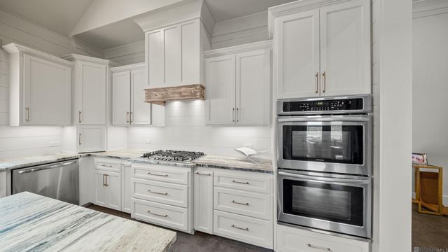 2121 Silverstone Ave, Port Allen, LA 70767