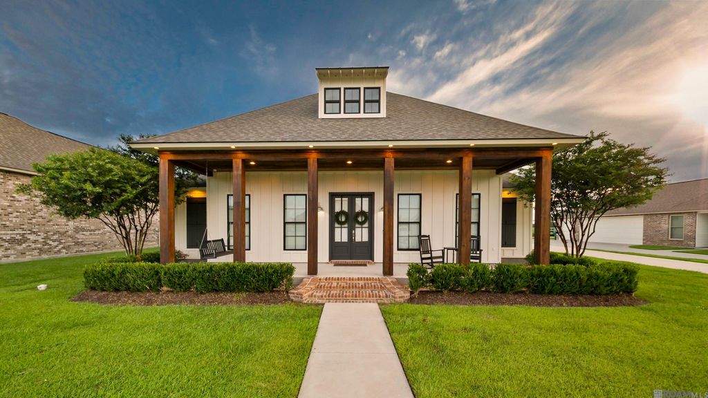 2121 Silverstone Ave, Port Allen, LA 70767