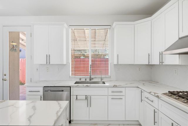 9487 Winding River Way, Elk Grove, CA 95624