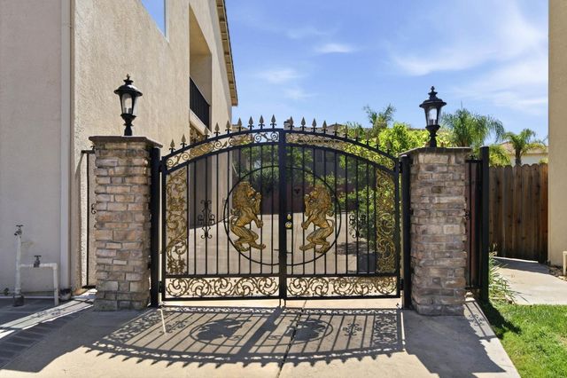 9487 Winding River Way, Elk Grove, CA 95624