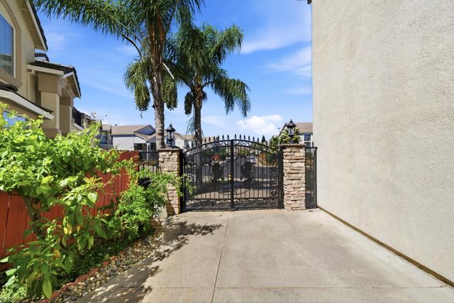 9487 Winding River Way, Elk Grove, CA 95624