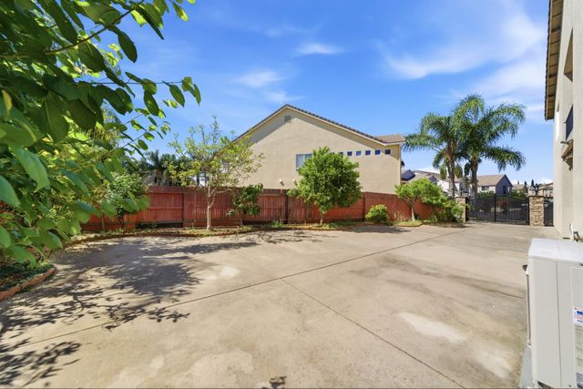 9487 Winding River Way, Elk Grove, CA 95624