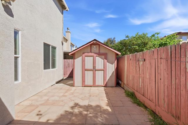 9487 Winding River Way, Elk Grove, CA 95624