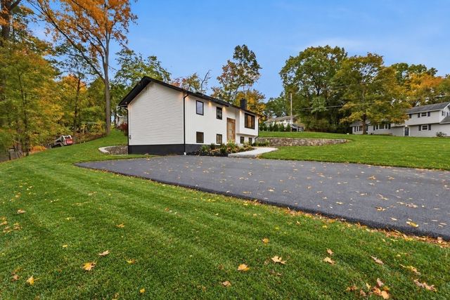 66 Ontario Dr, Hudson, MA 01749
