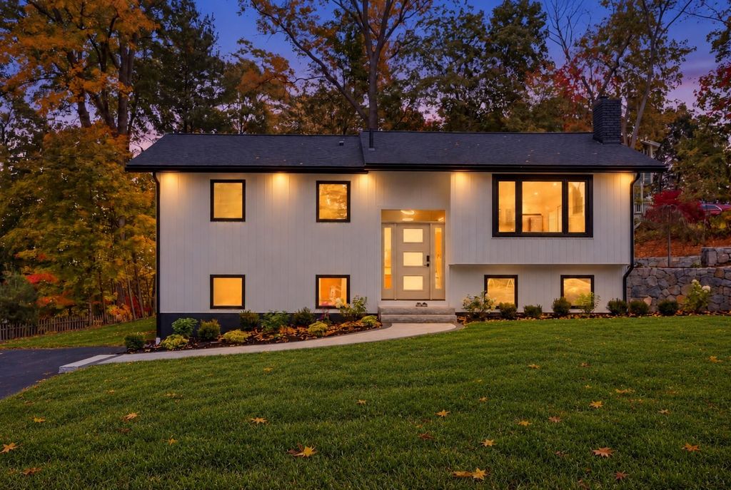 66 Ontario Dr, Hudson, MA 01749