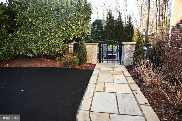 1110 ROUND PEBBLE LN, Reston, VA 20194