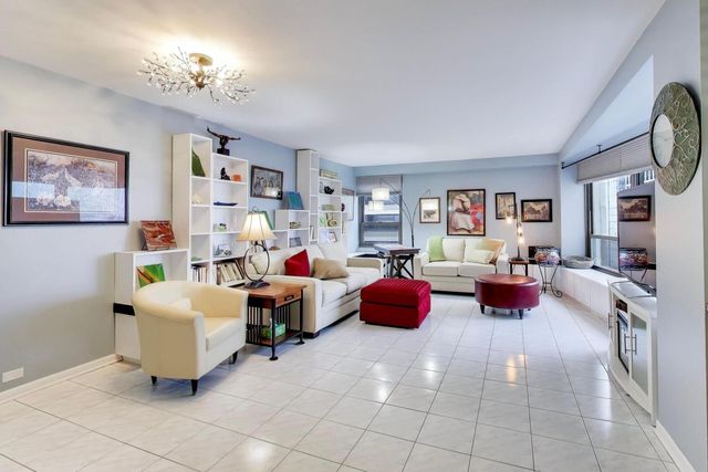 5050 S East End Avenue 9C, Chicago, IL 60615