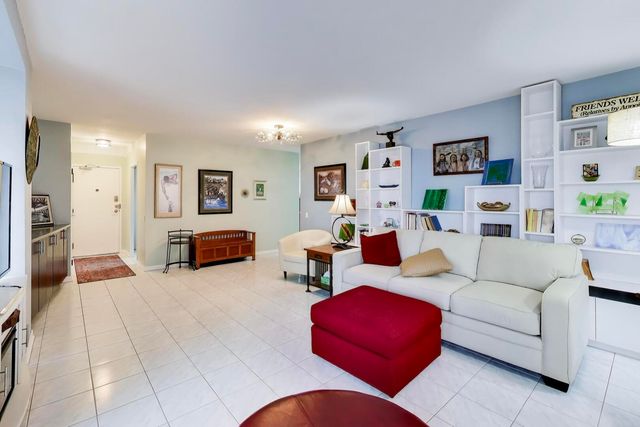 5050 S East End Avenue 9C, Chicago, IL 60615