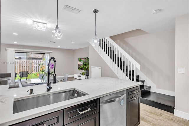 10527 NW 6th St, Pembroke Pines, FL 33026