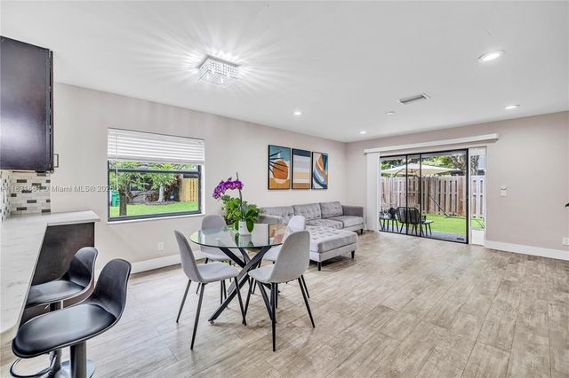 10527 NW 6th St, Pembroke Pines, FL 33026