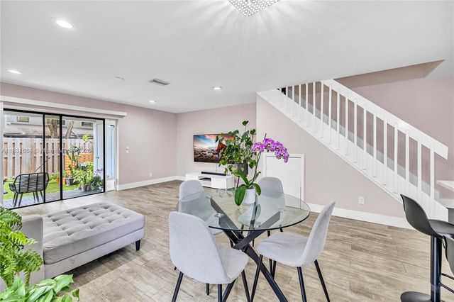 10527 NW 6th St, Pembroke Pines, FL 33026
