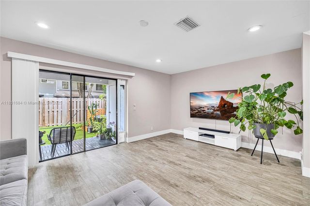 10527 NW 6th St, Pembroke Pines, FL 33026