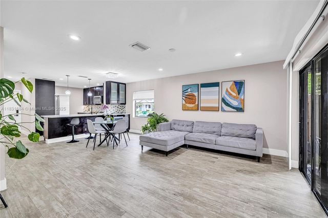 10527 NW 6th St, Pembroke Pines, FL 33026