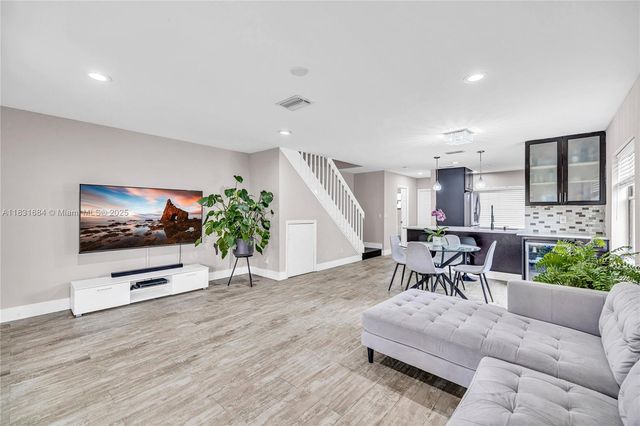 10527 NW 6th St, Pembroke Pines, FL 33026