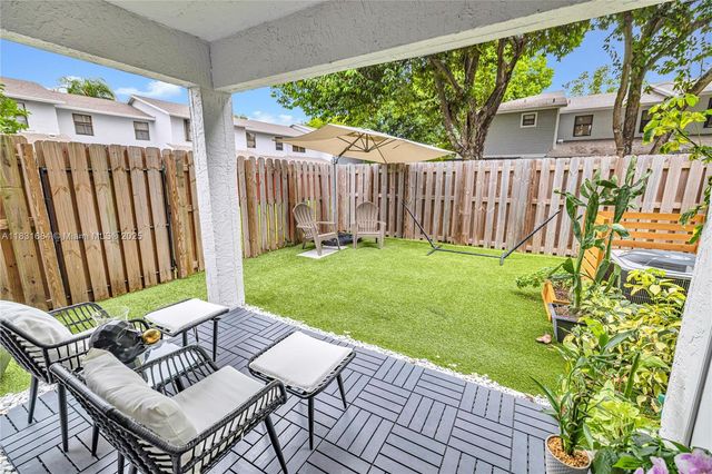10527 NW 6th St, Pembroke Pines, FL 33026