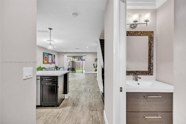 10527 NW 6th St, Pembroke Pines, FL 33026