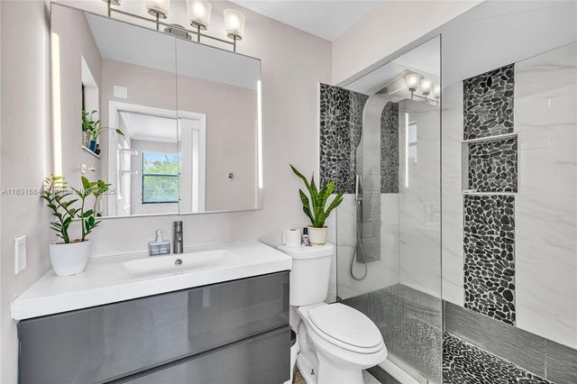 10527 NW 6th St, Pembroke Pines, FL 33026