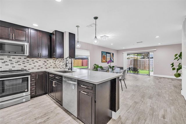 10527 NW 6th St, Pembroke Pines, FL 33026