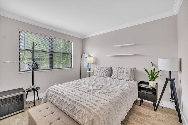 10527 NW 6th St, Pembroke Pines, FL 33026