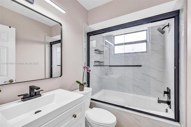 10527 NW 6th St, Pembroke Pines, FL 33026