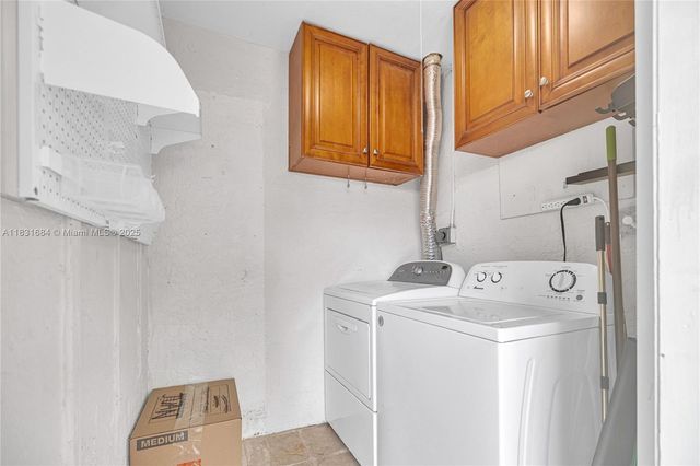 10527 NW 6th St, Pembroke Pines, FL 33026