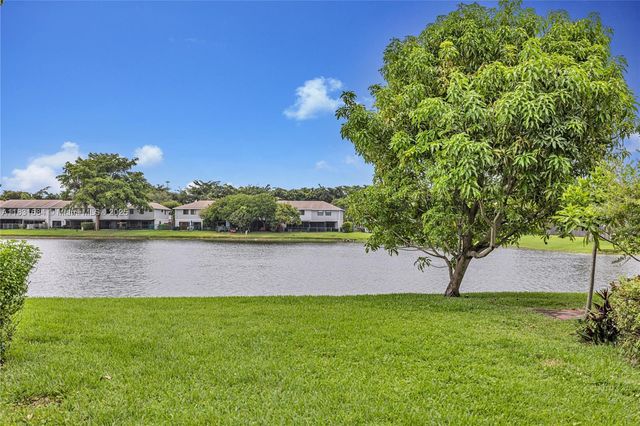 10527 NW 6th St, Pembroke Pines, FL 33026