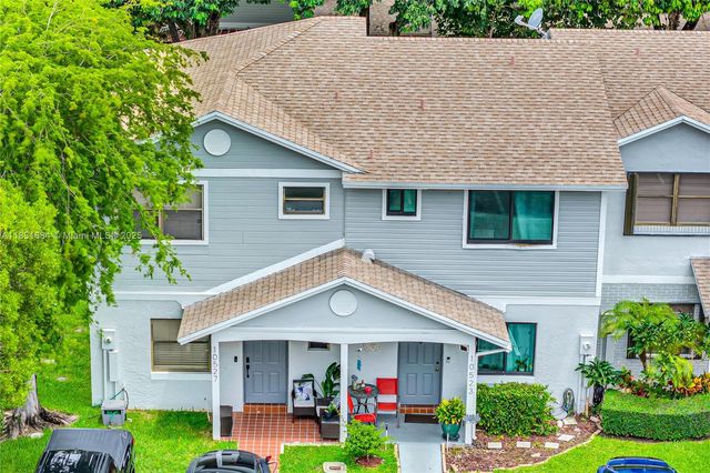 10527 NW 6th St, Pembroke Pines, FL 33026