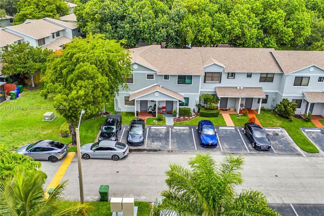 10527 NW 6th St, Pembroke Pines, FL 33026